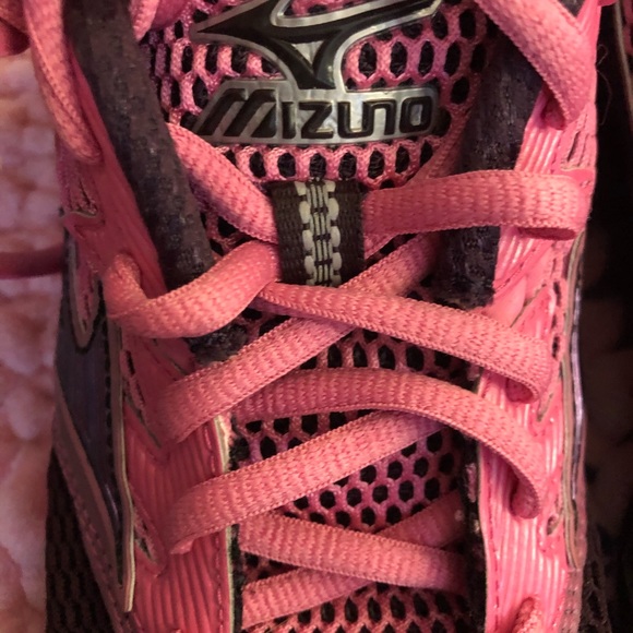 Mizuno new track and field cleats fits size 7 - Picture 3 of 11